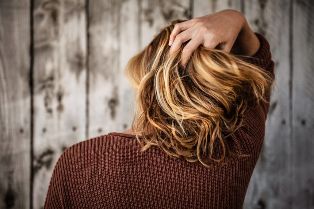 Rzewień na włosy | Jak naturalnie rozjaśnić włosy?