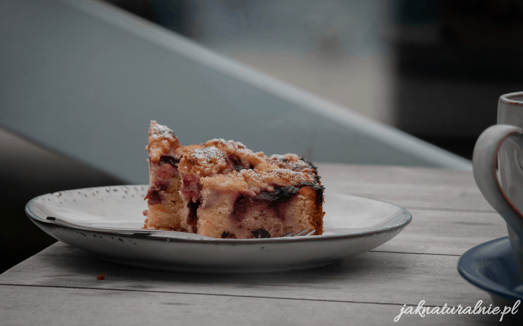 Yeast-cake with plums and crumble