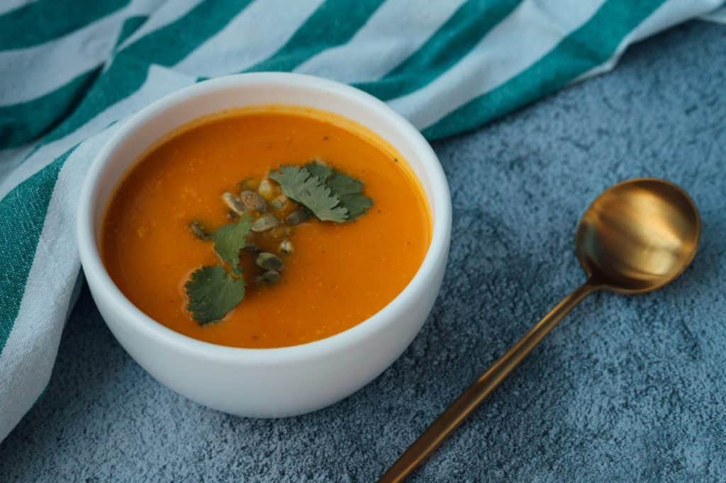 Kremowa zupa z pieczonej papryki | jesienna, sycąca i pyszna