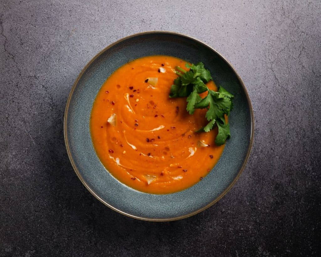 Kremowa zupa z pieczonej papryki | jesienna, sycąca i pyszna